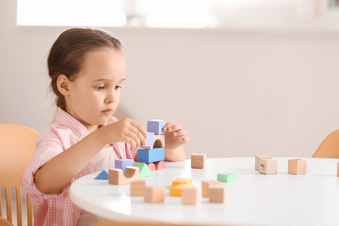 Evaluación psicopedagógica, niño con legos