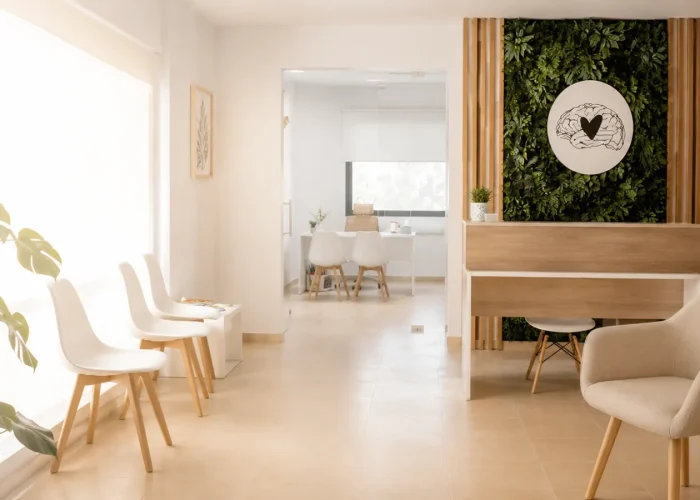 Sala de espera de Somos Quiérete Arganda, centro de psicología, logopedia y nutrición en Arganda del Rey
